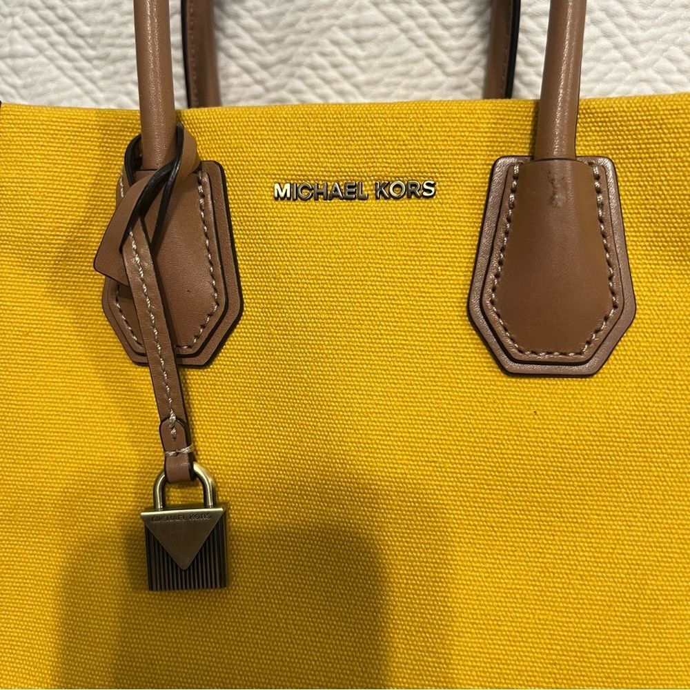 Michael Kors Mercer Messenger Crossbody Purse Jasmine Yellow - Canvas & Leather - Picture 4 of 16